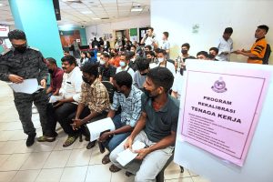 Foreign workers waiting to register in the second  Recalibration Programme (RTK 2.0) at Immigration Department in Putrajaya.
(20/3/202). —AZHAR MAHFOF/The Star
